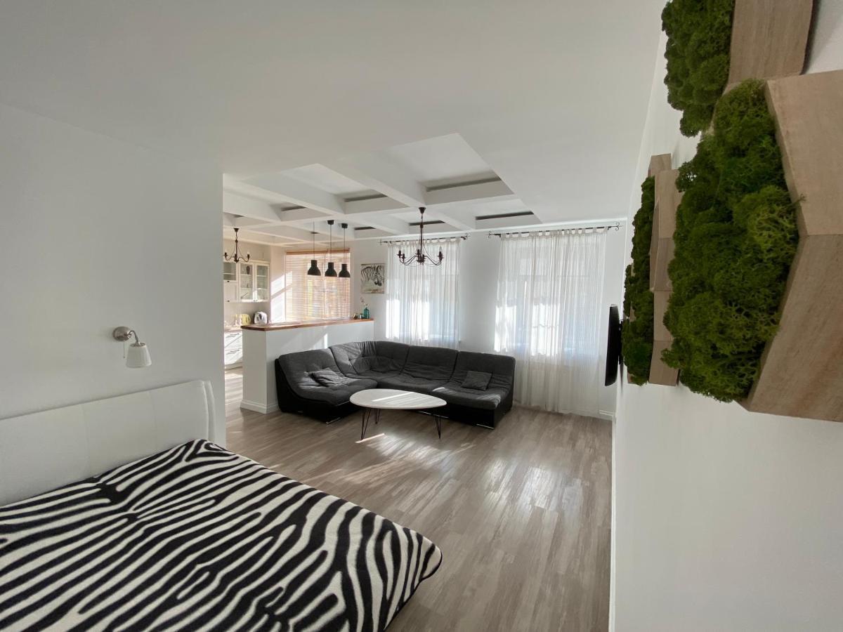 Bright Apartment Gomel Bagian luar foto